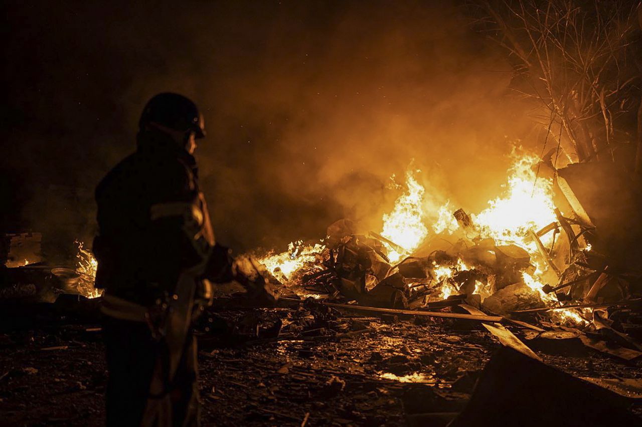 En esta foto proporcionada por el Ministerio de Situaciones de Emergencia de Ucrania, los bomberos extinguen el fuego causado por fragmentos de un misil ruso después de que fuera derribado por el sistema de defensa aérea durante el ataque con misiles nocturno ruso en Kiev el 16 de mayo de 2023. [STATE EMERGENCY SERVICE OF UKRAINE HANDOUT - KEYSTONE]