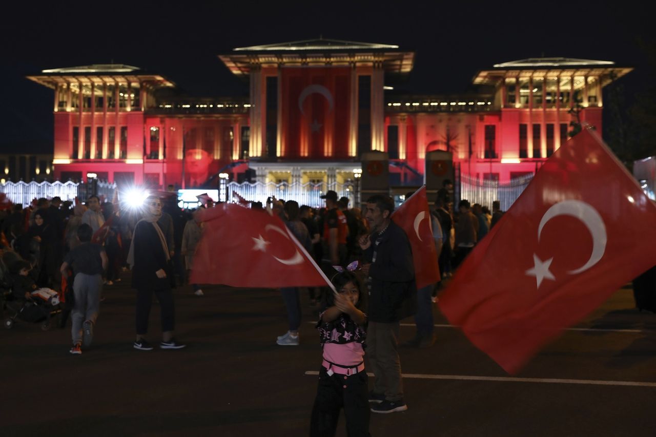 Des milliers de supporters du président Erdogan ont afflué vers le palais présidentiel à Ankara pour fêter la victoire de leur candidat. [Ali Unal - Keystone]