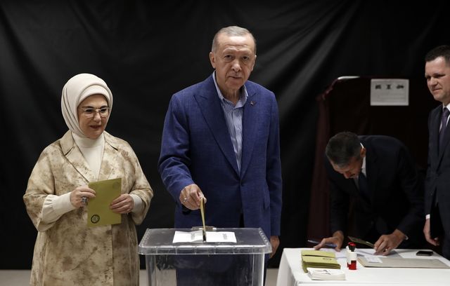 Le président sortant Recep Tayyip Erdogan et sa femme Emine ont voté dans un bureau à Istanbul. [Murad Sezer - Keystone]