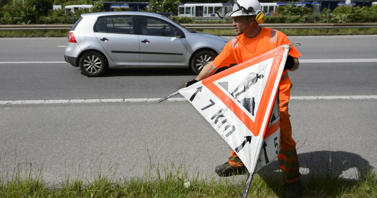 Le canton de Fribourg lance une campagne de sensibilisation pour améliorer la sécurité des cantonniers sur les routes cantonales.