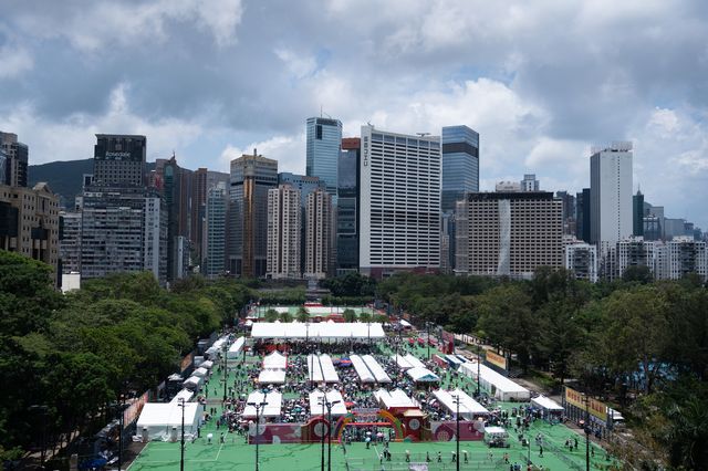 This year, pro-Beijing groups held a trade fair in Victoria Park to celebrate the 26th anniversary of Hong Kong's handover to China. [Bertha Wang - EPA - Keystone]