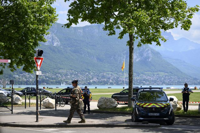 The vicinity of the park where the attack took place was cordoned off by a heavy police force. [Jean-Christophe Bott - Keystone]