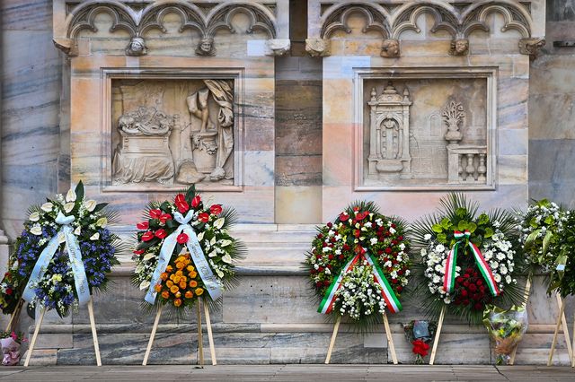 Ghirlande deposte davanti al Duomo di Milano per i funerali di Silvio Berlusconi. [Piero Cruciatti - AFP]