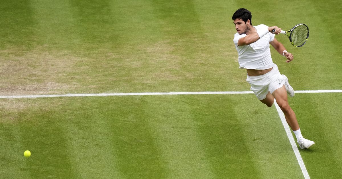 Carlos Alcaraz atteint les demi-finales à Wimbledon après avoir battu Holger Rune