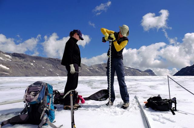 Matthias Haas digs a hole to harvest a melting point;  This data helps to better document and understand the mass loss of glaciers. [Clara Streule - ESL]