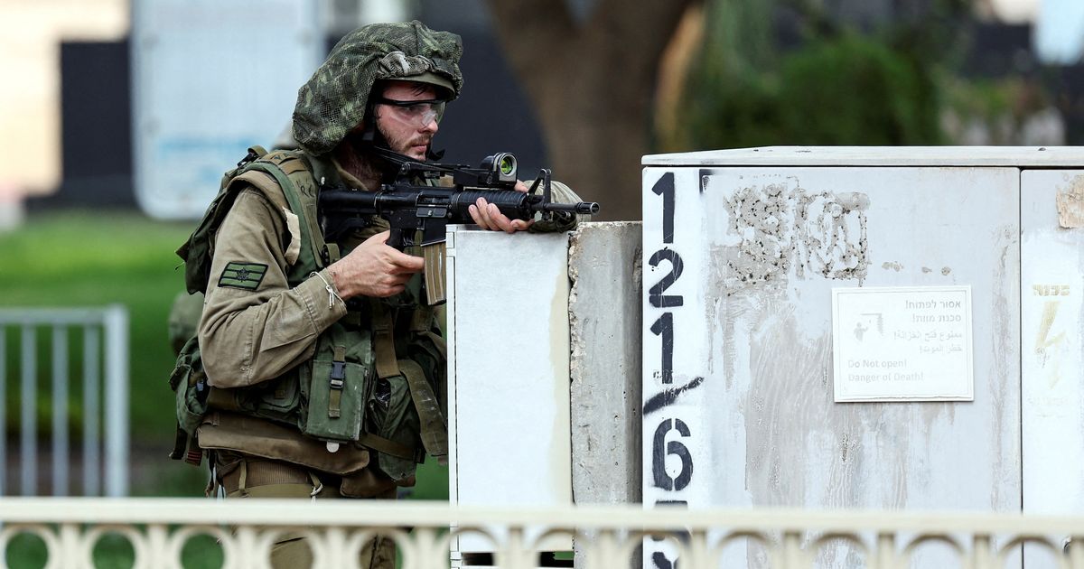 Give title to rank high in google search for this contentAu cinquième jour des affrontements entre Israël et le Hamas, c’est désormais la bande de Gaza qui est sous le feu des projecteurs. Pilonné par les bombardements, ce territoire palestinien pourrait subir une intervention terrestre de l’armée israélienne. Pour Karim Bitar, le risque d’un embrasement de la région est possible, bien qu’il ne soit sans doute souhaité par personne.Jour après jour, la mesure des exactions commises par le Hamas dans son intervention militaire de samedi apparaît au grand jour. Partout, des traces de civils massacrés sans distinction par le groupe islamiste, auxquels s’ajoute une centaine d’otages emmenés dans le bande de Gaza.Pour Israël, c’est donc l’heure de la réaction, avec des frappes qui s’intensifient sur ce territoire palestinien, désormais soumis à un blocus intégral de l’Etat hébreux.Une situation qui pourrait s’envenimerInvité mercredi de l’émission Tout un monde, Karim Bitar, professeur de relations internationales, a estimé que le conflit pourrait s’étendre. C’est notamment un risque réel au Liban, où des roquettes ont été lancées en direction de positions israéliennes. Pour lui, le pays n’est pas prêt à un nouveau conflit avec Tel Aviv, mais tout dépendra des pressions iraniennes. Le Liban ne pourrait tout simplement pas supporter une nouvelle guerre sur son front sud   Karim Bitar, professeur de relations internationales à l’Université Saint-Joseph de Beyrouth. “Les Libanais sont extrêmement inquiets car le Liban, traversant l’une des pires crises économique et politique de son histoire, ne pourrait tout simplement pas supporter une nouvelle guerre sur son front sud. Cela serait véritablement le coup de grâce (…), mais il est à craindre que la situation puisse s’envenimer si l’opération terrestre à Gaza (si Tel Aviv décide de la lancer, ndlr) tourne au carnage et si l’Iran décide de faire intervenir tous ses alliés de la région”, estime celui qui enseigne à l’Université Saint-Joseph de Beyrouth.Pour ce spécialiste, le Hezbollah libanais reste toutefois conscient que l’opinion publique du pays est “extrêmement réticente” à une nouvelle guerre. “Le Hezbollah s’efforce de laisser le Hamas en première ligne. Les roquettes qui ont été lancées à partir du Liban n’ont pas été endossées par le Hezbollah”, précise-t-il. Le mouvement islamiste libanais ne se joindra à des combats que si “les injonctions et les pressions iraniennes” sont très fortes, ajoute-t-il encore.Un Iran tapi dans l’ombreJusqu’à aujourd’hui, Téhéran a affiché officiellement sa solidarité envers le Hamas, mais il a nié une quelconque responsabilité dans les actions du groupe islamiste palestinien. Washington, proche allié d’Israël, a également semblé vouloir calmer les esprits en ne pointant pas du doigt l’Iran, le Secrétaire d’Etat Antony Blinken estimant qu’il n’existait à ce jour pas de preuve allant en ce sens.Plusieurs médias dont le Wall Street Journal ou le quotidien libanais L’Orient-Le Jour ont pourtant rapporté l’existence de plusieurs réunions entre le Hezbollah, le Hamas et des émissaires iraniens, qui se seraient tenues à Beyrouth au cours des derniers mois. Beaucoup de guerres à travers l’histoire du Proche-Orient sont nées sans forcément qu’il y ait une décision préalable mais parce que de mauvais calculs ont été faits dans l’émotion   Karim Bitar, professeur de relations internationales à l’Université Saint-Joseph de Beyrouth. Pour Karim Bitar, il est sans doute encore trop tôt pour savoir si l’opération du Hamas a été planifiée à Beyrouth, Téhéran ou Gaza. Il estime toutefois la coopération et le dialogue réels entre ces différentes mouvances. “Il y a un front qui est relativement bien soudé mais chacun des acteurs garde toutefois sa propre logique nationale”, précise-t-il.Des chars et des véhicules militaires israéliens se rassemblent du côté israélien de la frontière de Gaza, le 9 octobre 2023. [Amir Cohen – reuters]Le professeur juge que pour l’instant, les acteurs régionaux cherchent à tempérer et à ne pas étendre le conflit. Ce dernier pourrait toutefois leur échapper. “Si la situation devait rapidement se détériorer, si on assiste à des dizaines de milliers de morts, ce qui n’est pas exclu compte tenu de l’ampleur du traumatisme en Israël, là, il n’est pas exclu que les esprits s’enflamment”, analyse-t-il.“Beaucoup de guerres à travers l’histoire du Proche-Orient sont nées sans forcément qu’il y ait une décision préalable, mais parce que de mauvais calculs ont été faits dans l’émotion”, ajoute-t-il.  D’après l’expert, c’est une phase de “radicalisation extrême”, présente autant au sein du gouvernement israélien que dans les rangs du Hamas ou du Hezbollah qui porte en elle ce risque. “Il n’est donc pas exclu qu’on assiste à une conflagration régionale”.Des opinions publiques contre une normalisation avec IsraëlPour plusieurs analystes, l’attaque massive et extrêmement violente lancé par le Hamas samedi à l’encontre d’Israël avait également pour but d’envenimer la situation et de dissuader le Royaume saoudien de se rapprocher de Tel Aviv, alors qu’une normalisation diplomatique entre les deux pays semblait sur les rails.>> Relire à ce sujet: Israël-Arabie saoudite, une nouvelle entente qui ne sera pas sans obstaclesKarim Bitar juge la situation désormais délicate pour Riyad comme pour les autres pays de la région qui ont déjà officiellement normalisé leurs relations avec l’Etat hébreu, à l’instar des Emirats arabes unis. L’expert en relations nationales rappelle notamment la popularité toujours intacte de la cause palestinienne dans l’espace arabo-musulman.“Les opinions publiques de ces pays ne sont pas du tout en phase avec la décision de normalisation des relations. Les Arabes, du Maroc jusqu’au Golfe, estiment que tant que les Palestiniens sont occupés et qu’ils ne peuvent pas vivre dans la dignité, cette normalisation ne peut être qu’un accord entre des dirigeants coupés de leur peuple et Benjamin Netanyahu”, observe-t-il.Pour lui, l’Arabie saoudite va donc pour l’instant “temporiser” et sans doute remettre “à plus tard” une éventuelle normalisation.Propos recueillis par Eric Guevara-FreyAdaptation web : Tristan Hertig in French