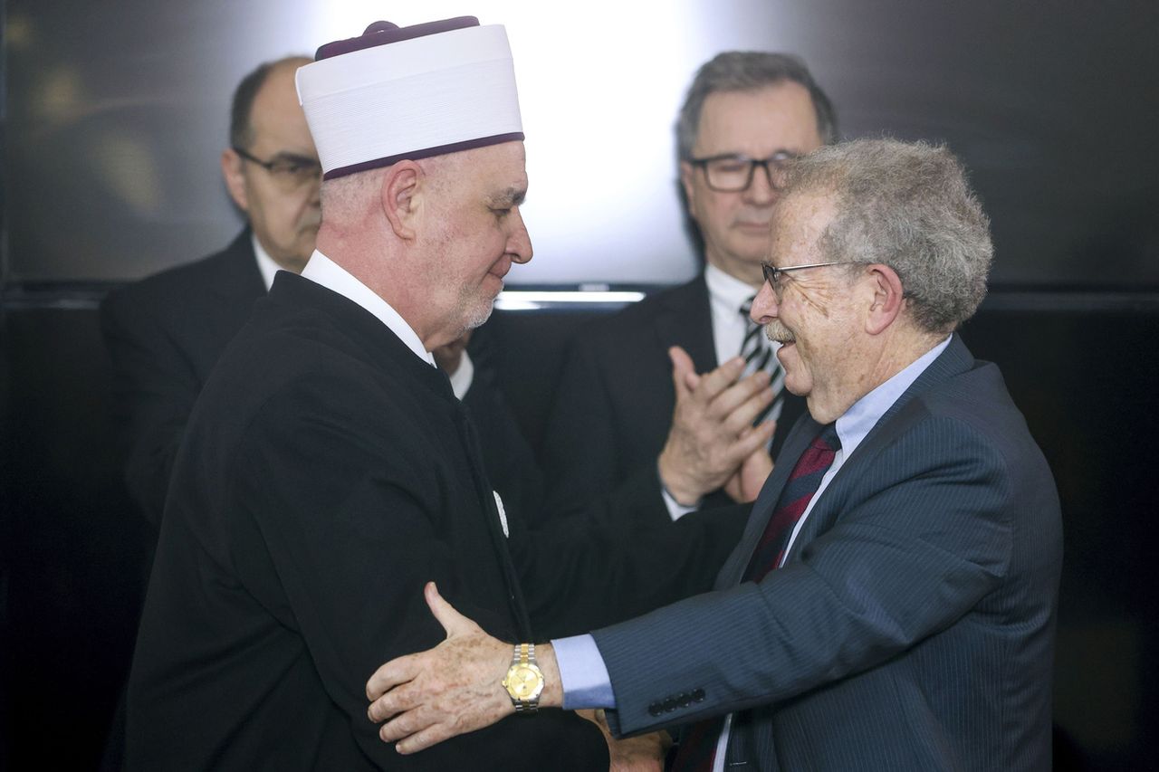 Menachem Rosensaft, conseiller général émérite du Congrès juif mondial, et Husein Kavazovic, le chef religieux de musulmans de Bosnie, ont signé une initiative pour la paix. [Armin Durgut - Keystone]